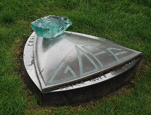 Bruce Goff's grave. Photo via Irina Hynes/Flickr