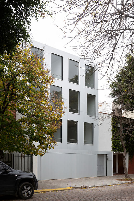 Edificio de departamentos en la calle Virrey Avilés by Juan Campanini-Josefina Sposito. Image: Javier Agustín Rojas