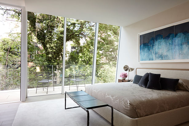 The sleeping area of the master bedroom was partially formed by a sloping glass wall reminiscent of the rooftop artists’ studios so prevalent in Greenwich Village.