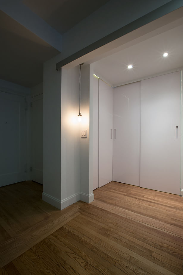 At the opposite side of the kitchen, next to the entrance of the studio, Minimal USA designed the closet.
