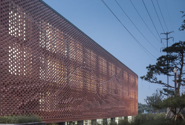 Uses hand-made terracotta bricks as the base material of the project to form a super-scale red “canvas” ©Yao Li