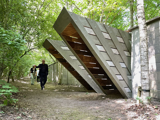 visitor walking towards the gate bridge pavilion to leave the enclosed garden, © Studio Frank Havermans