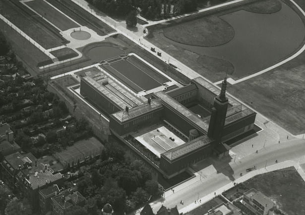 The Schielandshuis (where the collection was originally) became too small to accommodate Museum Boymans’s growing collection. Work began in 1929 and the museum opened in Museumpark in 1935. The building was designed by the city architect Adriaan van der Steur (1893-1953).