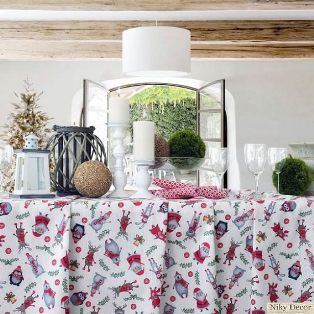 Restaurant decoration with Christmas tablecloths