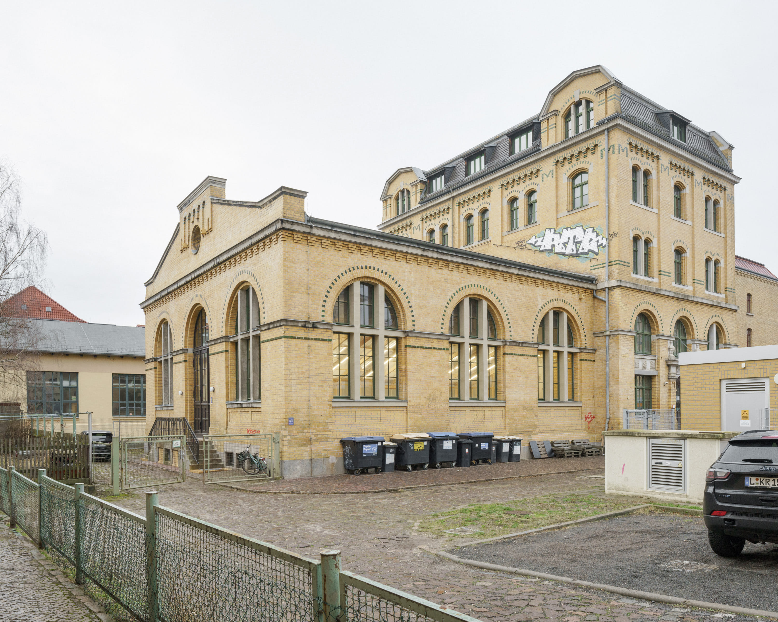 Maschinenhalle- Renovation of a listed machinery hall and convention ...