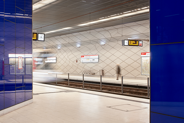 Track level Schadowstraße Metro Station