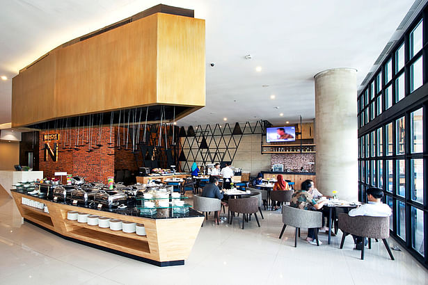 Golden Tulip Cafe & Dining by PHL Architects