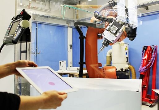 A student at the Vienna University of Technology uses an iPad to control a robot arm. Photo: TU Vienna