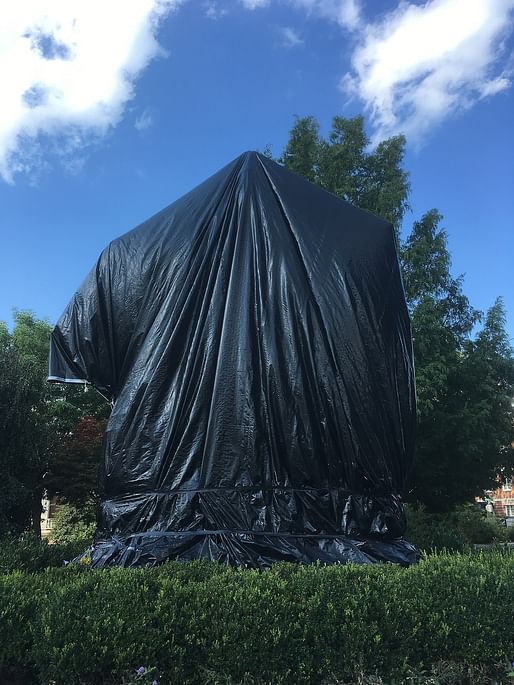 Charlottesville's Robert E. Lee statue at Emancipation Park covered with a tarp following the deadly Unite the Right violence in August 2017. Image via Wikimedia Commons user Mark Chackerian.