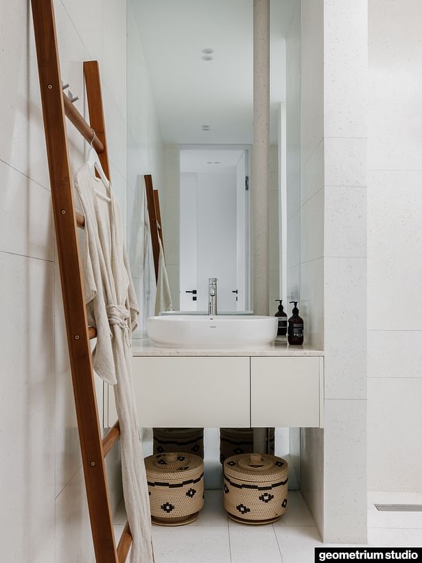 Sink and decor in the bathroom