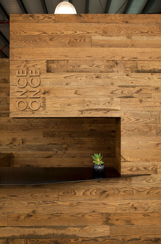 An imposing yet calm wooden block welcomes visitors to Grupo Once Once. 