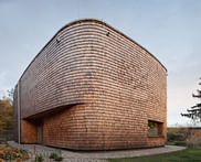 A curvaceous, shingled weekend cottage in the Czech Republic