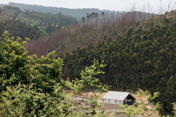 Exterior view - rear and lateral facade Photo: A Caixa Negra - Alexandre Delmar