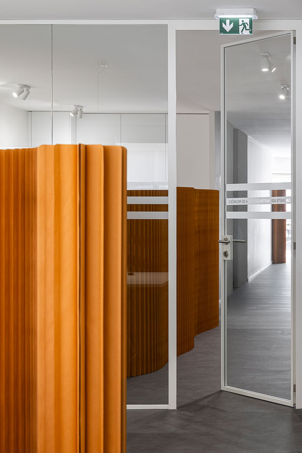 Detail of the glass partition from the meeting room to the work area Photo: Ivo Tavares