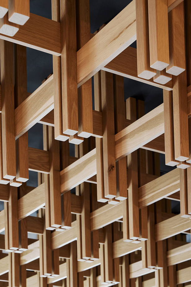 A suspended grid-like wooden structure at the ceiling (photo by Noah Webb) 