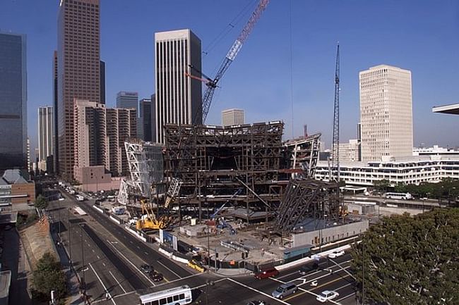 Disney Hall under construction. Image via Los Angeles Times: http://www.latimes.com/entertainment/arts/lat-cindy-disney-hall-building-la0004077139-20010807,0,1031806.photo