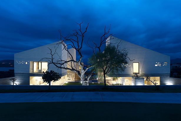 back facade / Photographer: Jaime Navarro