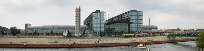 Berlin Hauptbahnhof designed by Gerkan, Marg & Partners (gmp) photo by Daniel Schwen CC BY 3.0