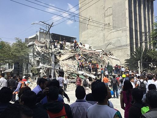 Volunteers and rescuers working at a collapsed building at Colonia Roma, Mexico City, following the 2017 Central Mexico Earthquake. Photo: ProtoplasmaKid/Wikipedia.