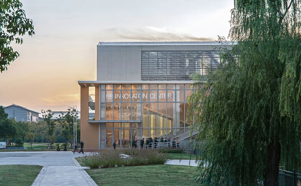 The arrival lobby, located on the south bank, faces the existing campus plaza. (photo by Yilong Zhao)