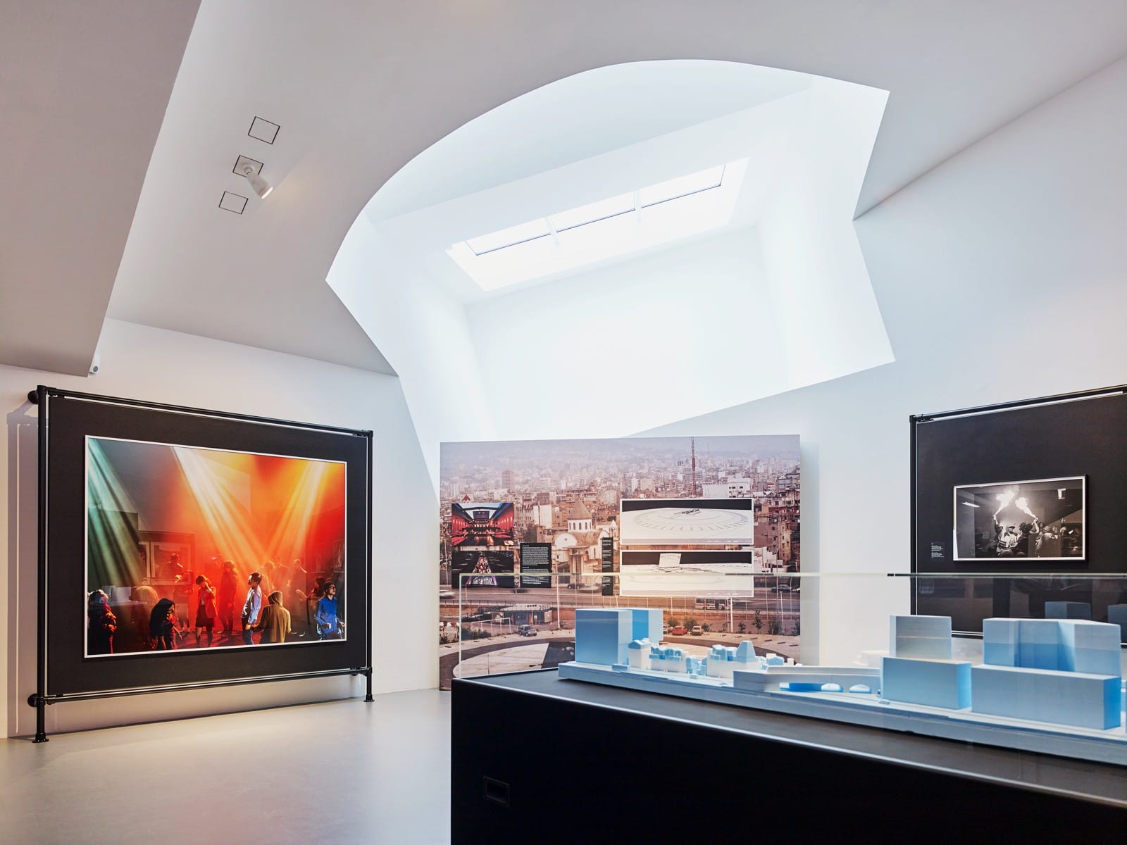 From the '60s to today, the “Night Fever” exhibition chronicles