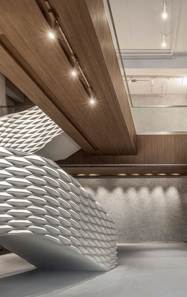 The staircase has been designed using parametric software rather than being drawn by hand to accentuate the characteristics of the Financial Technology industry by One Thousand Degree Visual