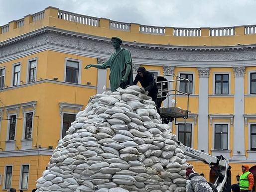 The Monument to Duc de Richelieu in the Ukrainian port city of Odesa covered by sandbags, March 2022. Image courtesy Olanrewaju Lasisi via Twitter.