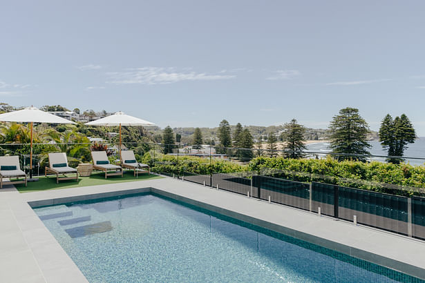 Vista House - Swimming pool with views over the beach