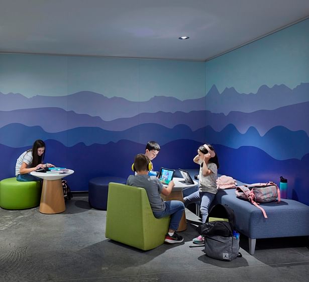 Breakout spaces adorned with custom experiential graphics dispersed throughout the school evoke the Trailblazer spirit and offer opportunities for study and/or respite. © Benjamin Benschneider
