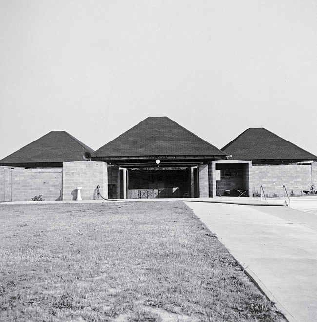 The Trenton Bath House (1955), which Tyng worked on with Louis I. Kahn. Marshall Meyers/Marshall D. Meyers Collection/The Architectural Archives, University of Pennsylvania