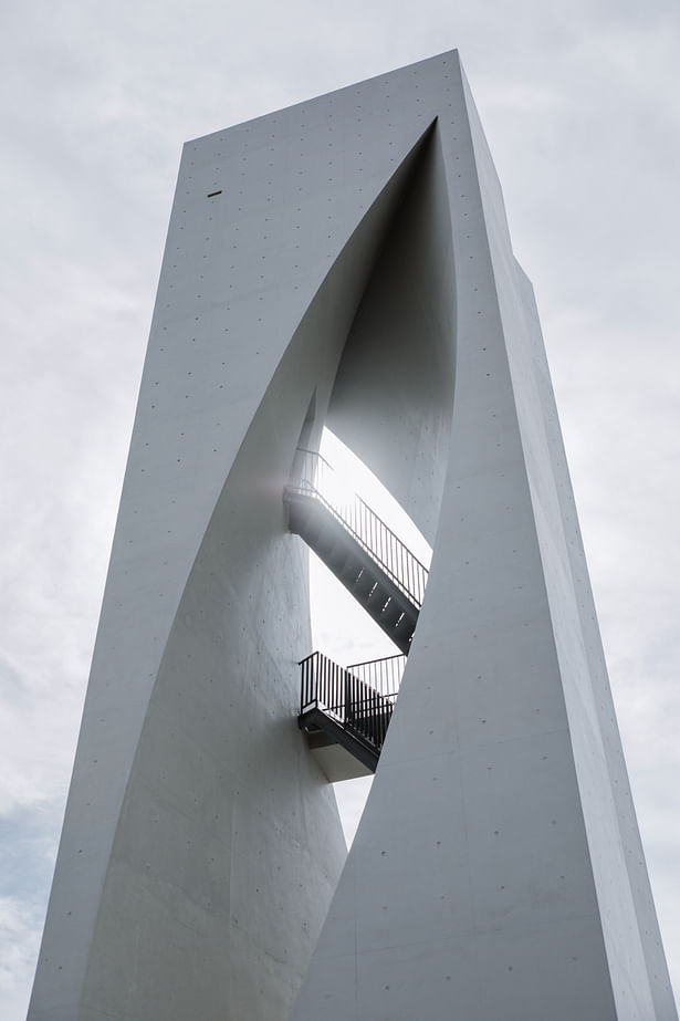 Curved facade opening and steel stair ©Yang Chen