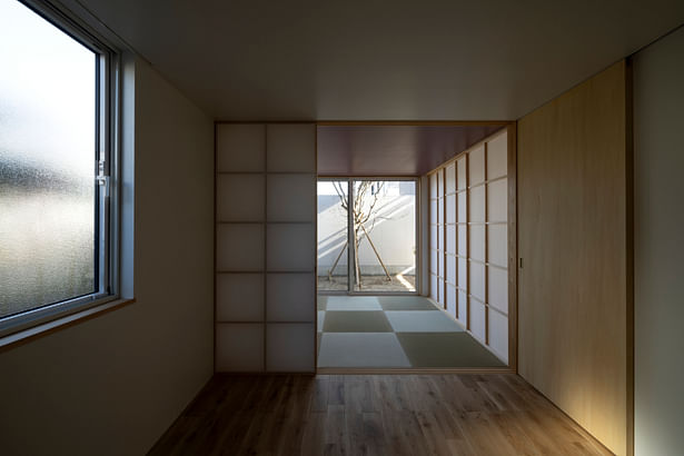 view into the garden through Japanese tatami room ©Mariko Yasaka