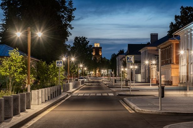 Lighting calculations showed that it was possible to illuminate the pedestrian part and the road together not only with 6-meter lights exceeding the size of wooden houses but also with double-sided lamps arranged in a checkerboard pattern.