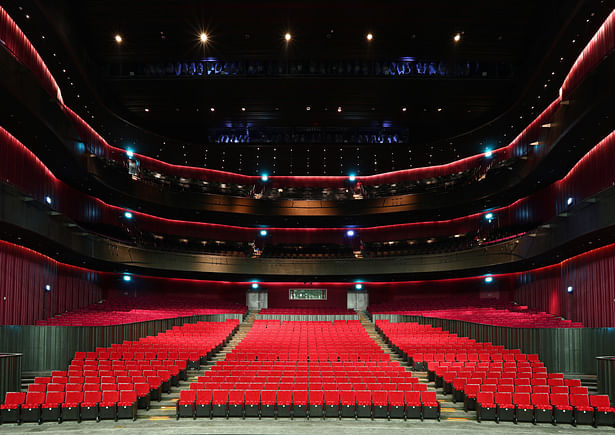 The 2236-seat Opera House is arranged in the form of a horseshoe with three circled balconies. This theatre is suitable for Western opera, with an orchestra of over seventy musicians. Image by National Kaohsiung Center for the Arts (Weiwuying).