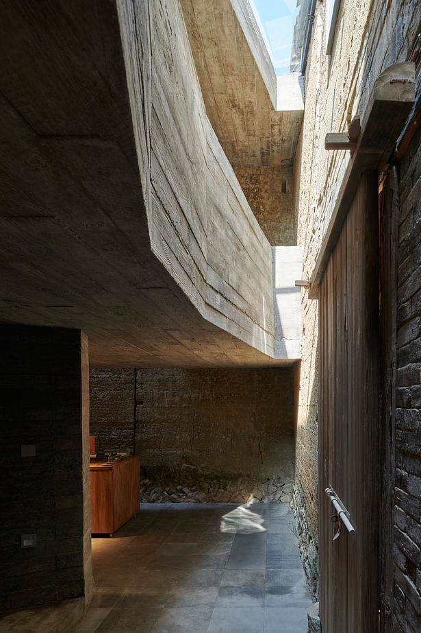 Gap between the concrete slab and the rammed earth wall ©CHEN Hao