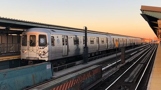 Image: <a href="https://commons.wikimedia.org/wiki/File:MTA_NYC_Subway_A-Lefferts_Blvd_Shuttle_train_at_80th_St.jpg">Wikimedia Commons</a>