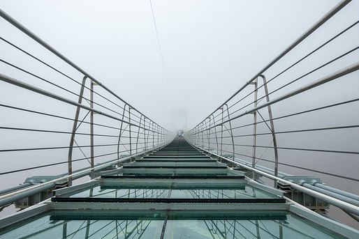 A (now closed) glass-bottom bridge in the Chinese Hebei Province. Photo: Achim Höfling/Wikimedia Commons
