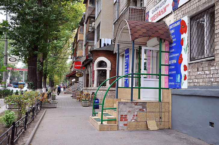 Old Tolyatti: Shop owners cut entrances to sidewalk.