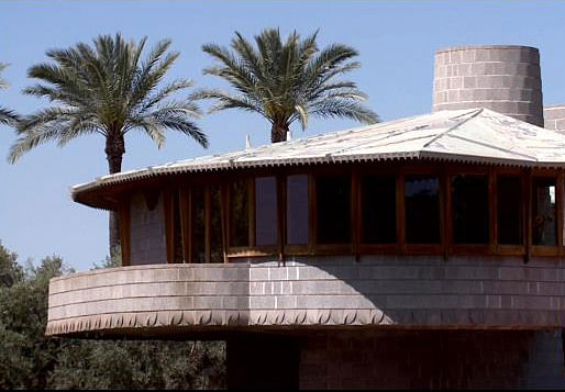 This 1952 Frank Lloyd Wright house in Phoenix' Arcadia neighborhood isn't making its neighbors too happy. (Image: KPHO/KTVK; via azfamily.com)