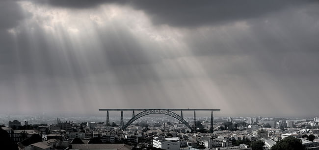 Proposal of the relocation of the D. Maria Pia Bridge in Oporto, Portugal by architects Pedro Bandeira and Pedro Nuno Ramalho. © Bandeira/Ramalho. Image courtesy of Ana Laureano Alves.