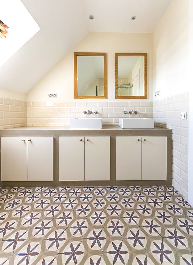 Master bathroom - Tiana House by 08023 Architects