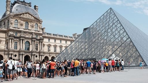 Visitors waiting in line at the Louvre. Image © Miguel Medina/AFP/Getty Images