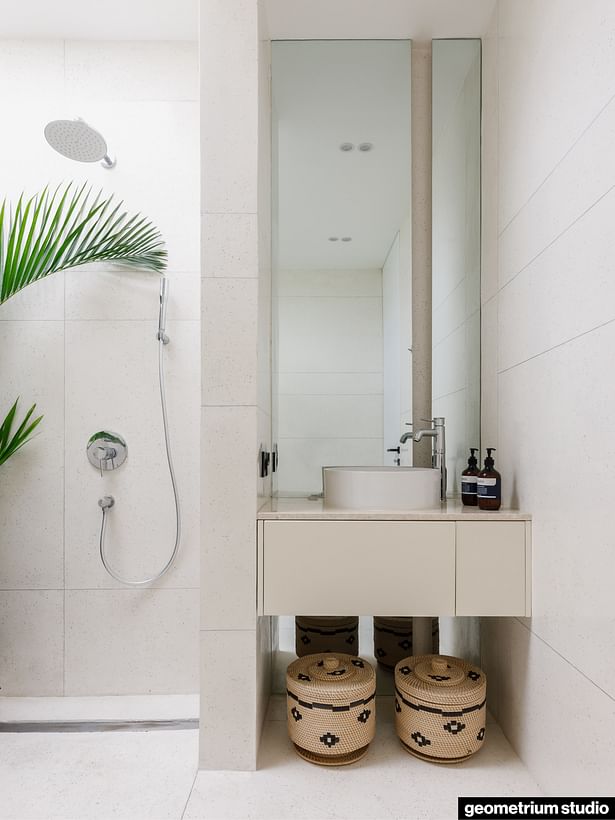 Sink and decor in the bathroom