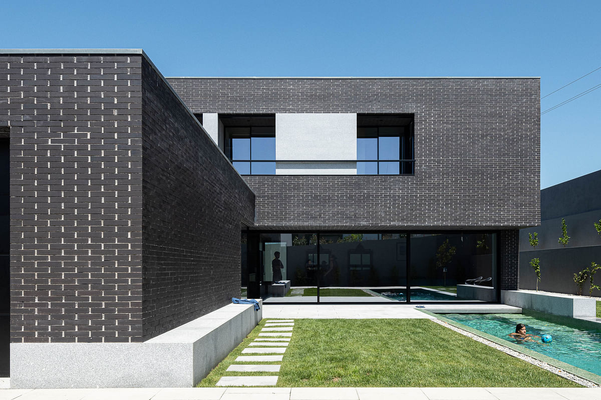 LBlack House by M2 Senos