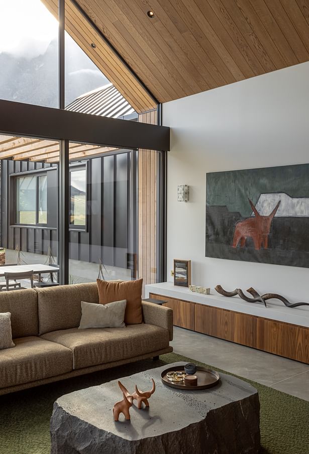 Ben Hudson Architects - Gallery House - living area flowing onto alfresco dining space