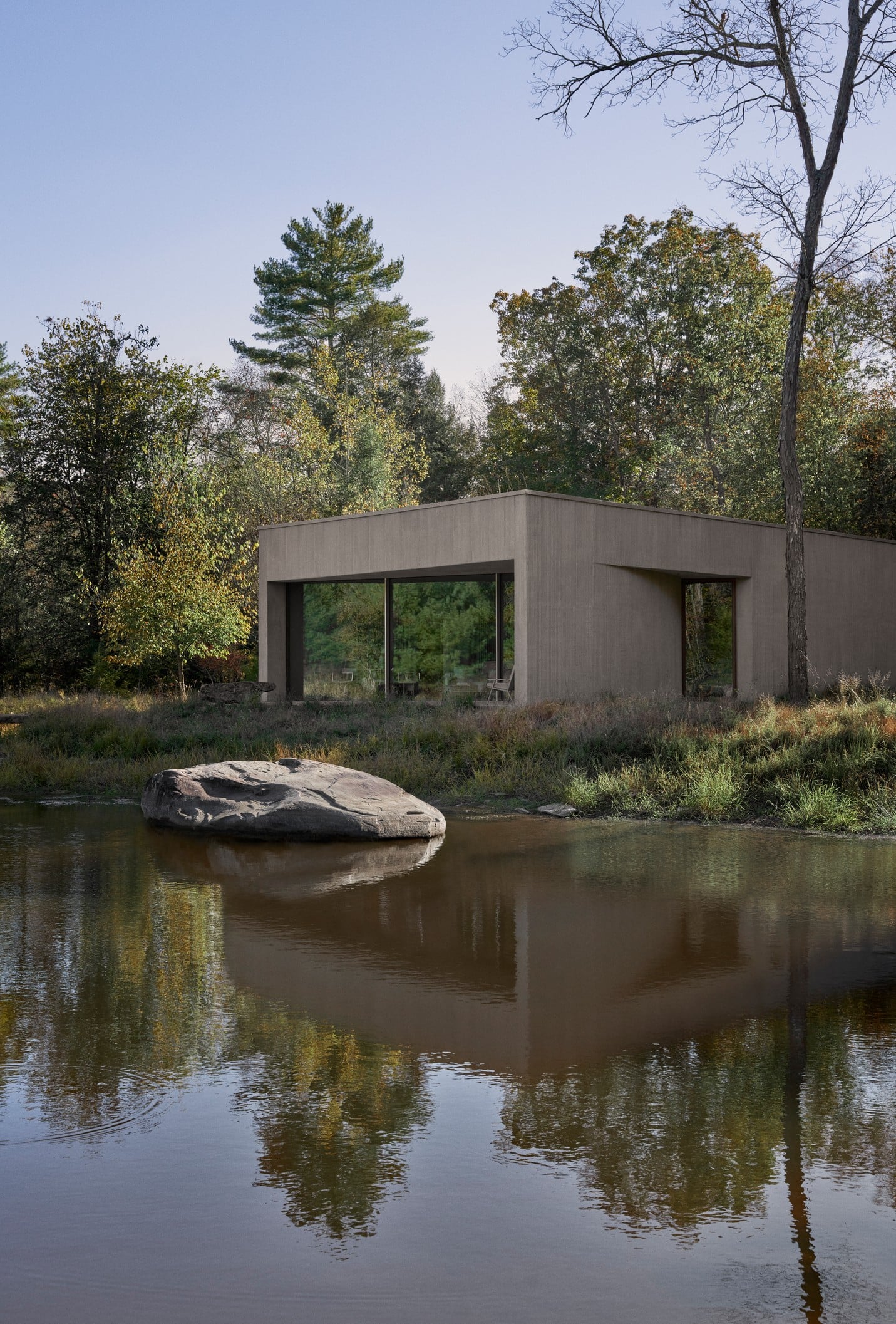 Johnston Marklee completes curving Vipp Pavilion in upstate NY forest ...