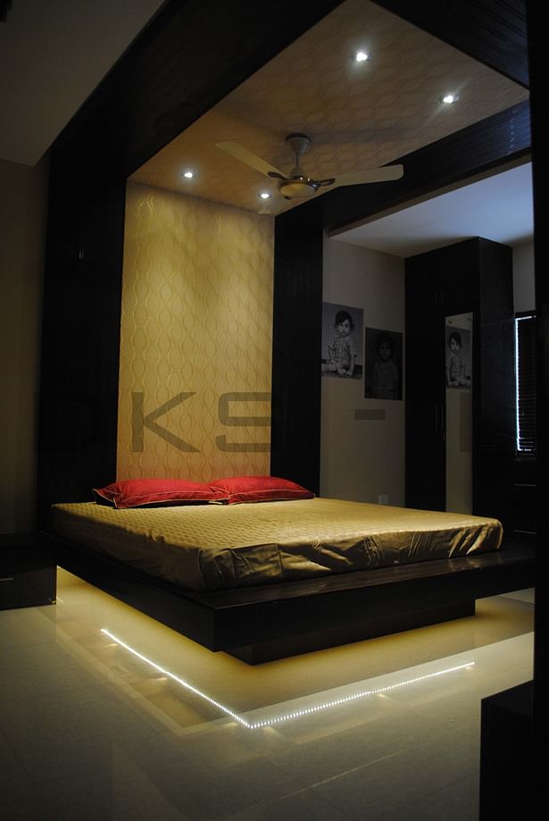 Master bedroom - Floating cot design - warm light