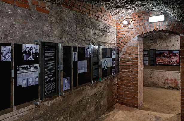 Perpetrator Room: When entering the room, along with very minimalistic representations of the individual “perpetrator profiles”, a blow-up colour photo is visible outside the room. It shows the demolition of the last surviving barrack of the former Steyr-Münichholz concentration camp in 1993.