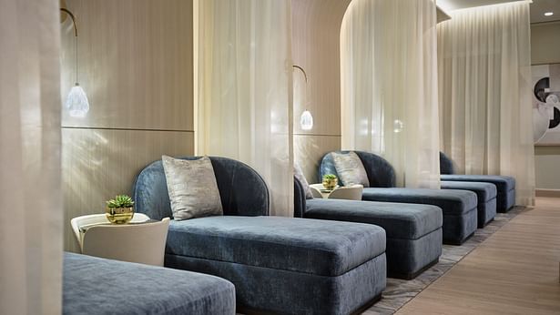 Crystalline sconces softly illuminate the relaxation room. Photo courtesy of Four Seasons Hotel Atlanta. 