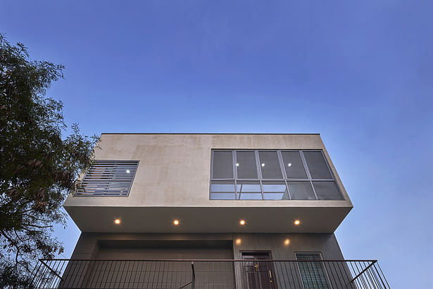 'In-out' stacking of volumes to create a reccess entrance balcony.